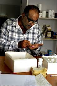 صيدلي يعد الحبوب. 