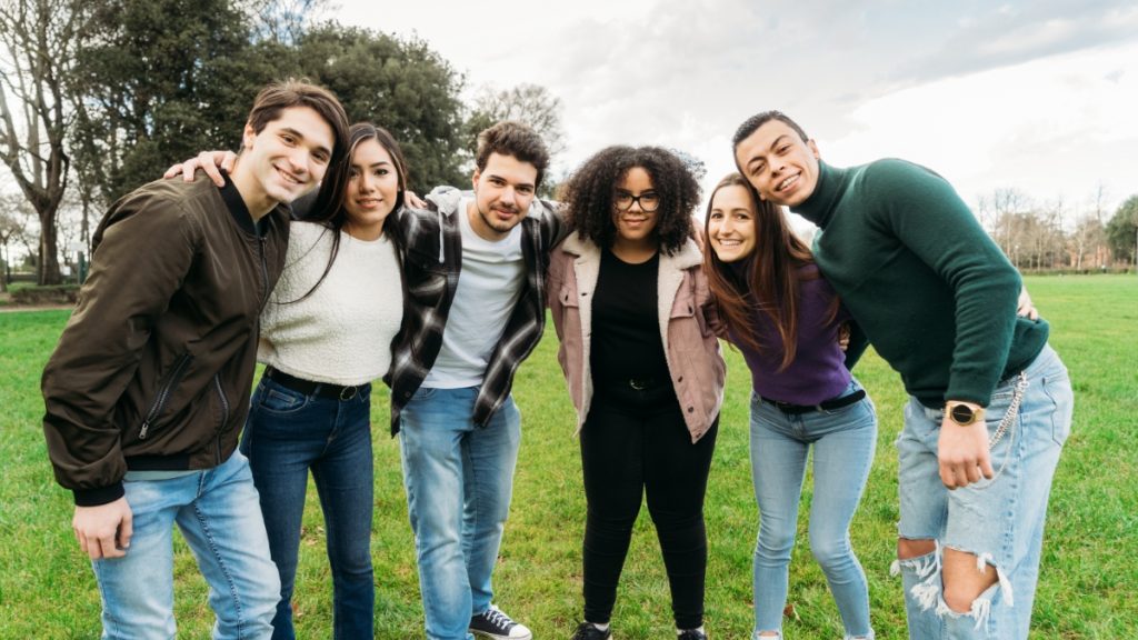 شبكة Youth MOVE (YMV) الشبابية على مستوى ولاية فيرجينيا التي توفر منصة للشباب الذين لديهم خبرة في الأنظمة لمشاركة قصتهم وإلهام الآخرين. 