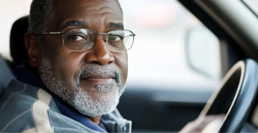 رجل جاد يقود