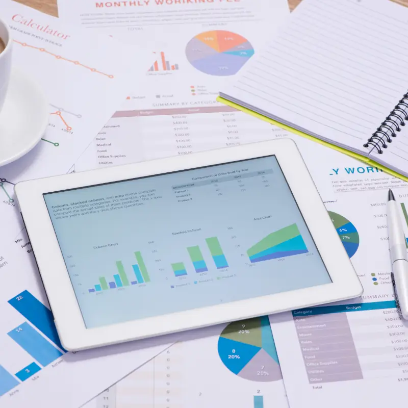 مجموعة من الرسوم البيانية للأعمال مع iPad في الأعلى