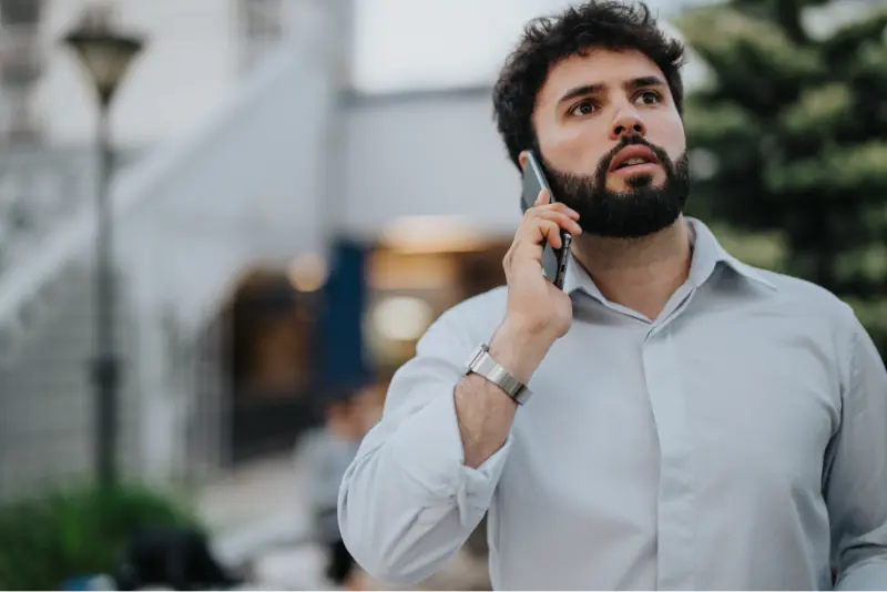 شاب يتحدث على الهاتف