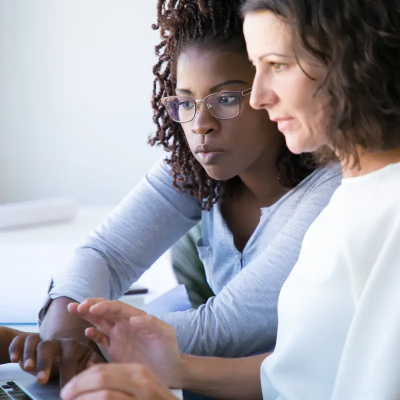 متخصصون يعملون في الكمبيوتر